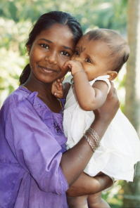 インド女の子と赤ちゃん